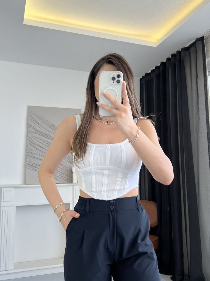 Korse Formlu Beyaz Crop
