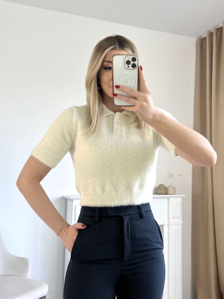 Ekru Polo Yaka Düğmeli Yumuşak Dokulu Crop Kazak