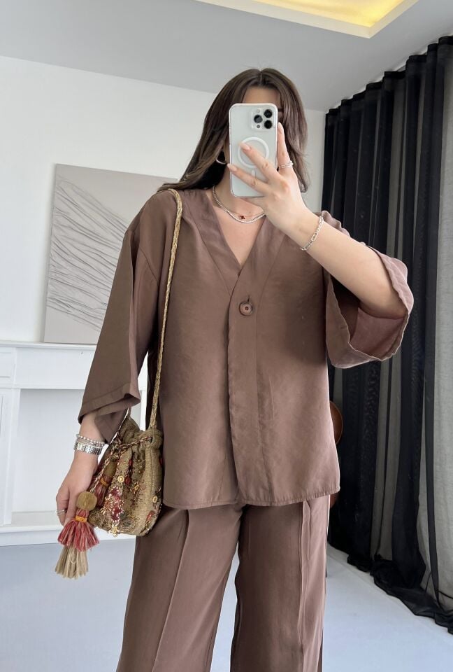Düğme Detaylı Kahve Tensel Bluz