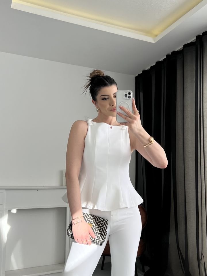 Fiyonklu Beyaz Volanlı Bluz