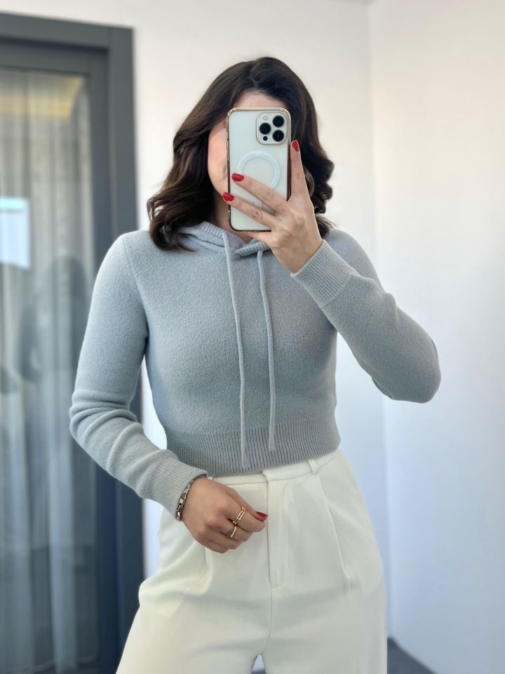 Gri Yumuşak Dokulu Kapüşonlu Crop Kazak