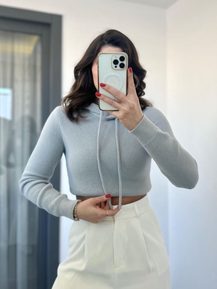 Gri Yumuşak Dokulu Kapüşonlu Crop Kazak